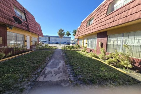 Touwnhouse à louer à Lauderhill, Floride: 2 chambres, 94.76 m2 № 2011083 - photo 2