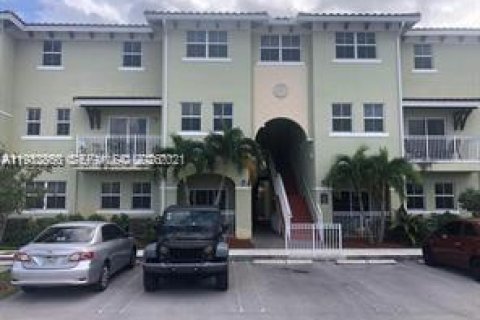 Condominio en Miami, Florida, 3 dormitorios  № 2045795