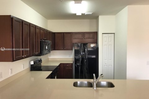 Condominio en alquiler en Miami, Florida, 3 dormitorios, 117.99 m2 № 2045795 - foto 3