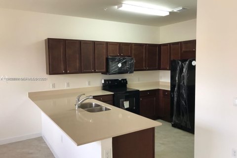 Condominio en alquiler en Miami, Florida, 3 dormitorios, 117.99 m2 № 2045795 - foto 2