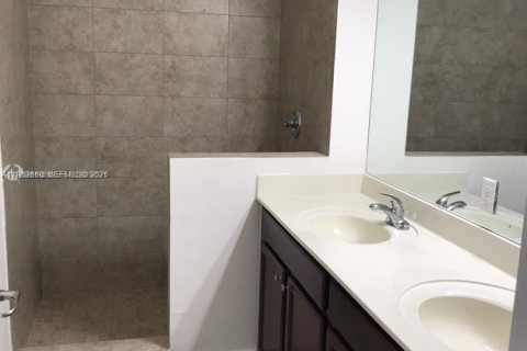 Condominio en alquiler en Miami, Florida, 3 dormitorios, 117.99 m2 № 2045795 - foto 13