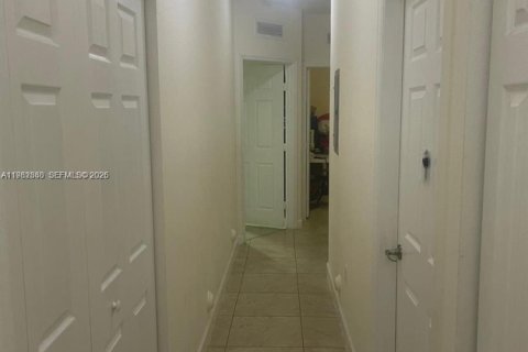 Condominio en alquiler en Miami, Florida, 3 dormitorios, 117.99 m2 № 2045795 - foto 12