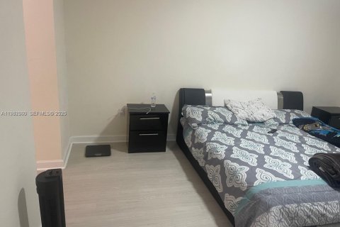 Condominio en alquiler en Miami, Florida, 3 dormitorios, 117.99 m2 № 2045795 - foto 9