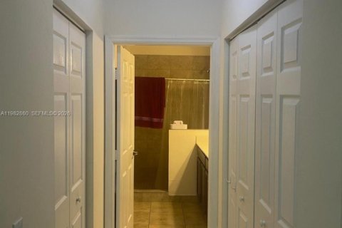 Condominio en alquiler en Miami, Florida, 3 dormitorios, 117.99 m2 № 2045795 - foto 11