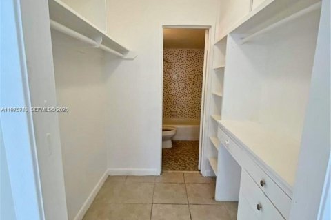 Condo in North Bay Village, Florida  № 2038550 - photo 8