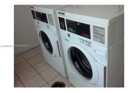 Condo in North Bay Village, Florida  № 2038550 - photo 13