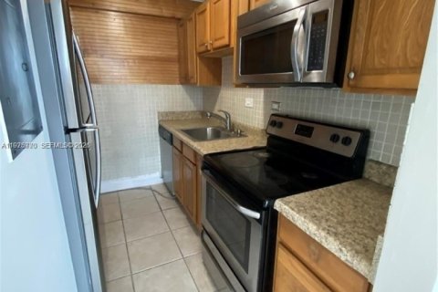 Condo in North Bay Village, Florida  № 2038550 - photo 7