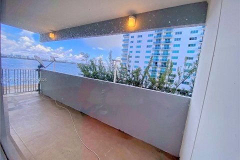 Condo in North Bay Village, Florida  № 2038550 - photo 10