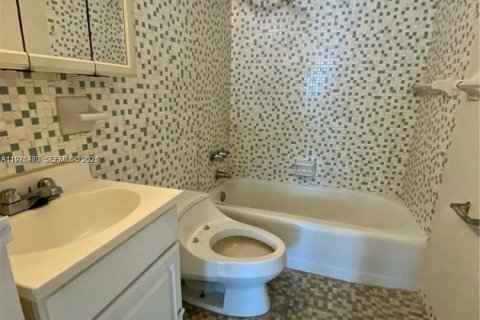 Condo in North Bay Village, Florida  № 2038550 - photo 9