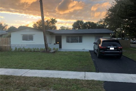 Villa ou maison à louer à Cooper City, Floride: 3 chambres, 129.23 m2 № 2351081 - photo 2