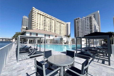 Купить кондоминиум в Халландейл-Бич, Флорида 2 спальни, 102.19м2, № 2005510 - фото 19