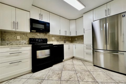 Купить кондоминиум в Халландейл-Бич, Флорида 2 спальни, 102.19м2, № 2005510 - фото 9