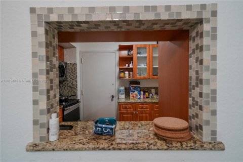 Condo in Miami, Florida, 3 bedrooms  № 1854973 - photo 2