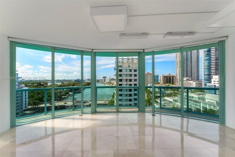 Condo in Miami Beach, Florida, 2 bedrooms  № 2176435 - photo 2
