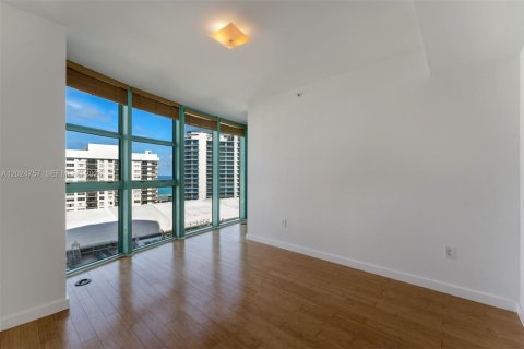 Condo in Miami Beach, Florida, 2 bedrooms  № 2176435 - photo 10