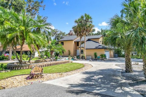 Casa en venta en Fruitland Park, Florida, 4 dormitorios, 229.47 m2 № 1899085 - foto 1