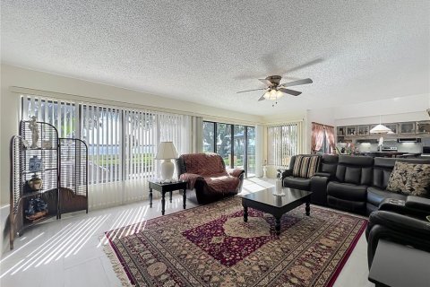 Casa en venta en Fruitland Park, Florida, 4 dormitorios, 229.47 m2 № 1899085 - foto 19