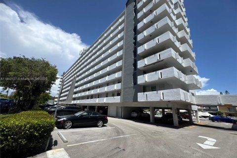 Condominio en alquiler en North Miami Beach, Florida, 2 dormitorios, 103.12 m2 № 2012896 - foto 2
