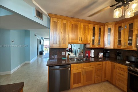 Condominio en alquiler en North Miami Beach, Florida, 2 dormitorios, 103.12 m2 № 2012896 - foto 11