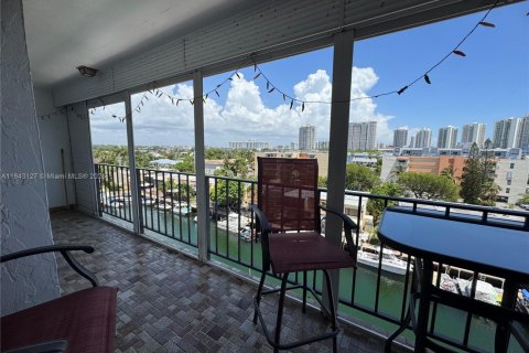Condominio en alquiler en North Miami Beach, Florida, 2 dormitorios, 103.12 m2 № 2012896 - foto 30