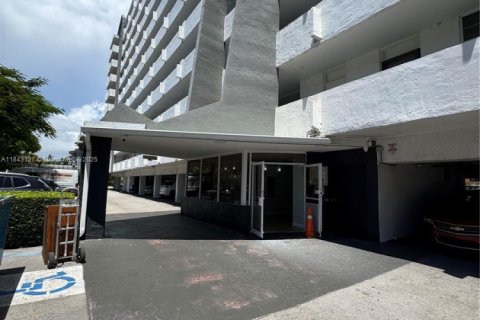 Condominio en alquiler en North Miami Beach, Florida, 2 dormitorios, 103.12 m2 № 2012896 - foto 3