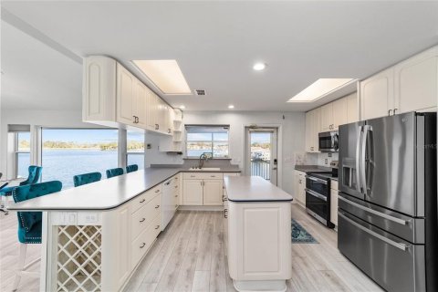 House in Crystal River, Florida 3 bedrooms, 206.24 sq.m. № 1574190 - photo 30