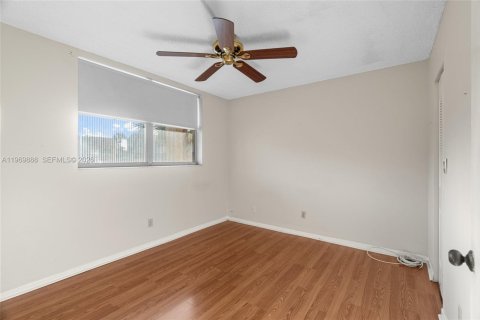 Condo in Tamarac, Florida, 2 bedrooms  № 2030693 - photo 15