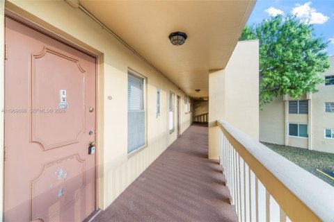 Condo in Tamarac, Florida, 2 bedrooms  № 2030693 - photo 3
