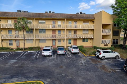 Condo in Tamarac, Florida, 2 bedrooms  № 2030693 - photo 28