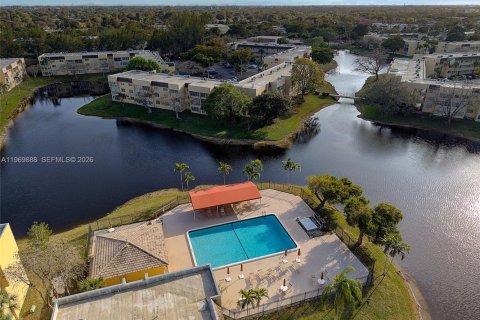 Condo in Tamarac, Florida, 2 bedrooms  № 2030693 - photo 24