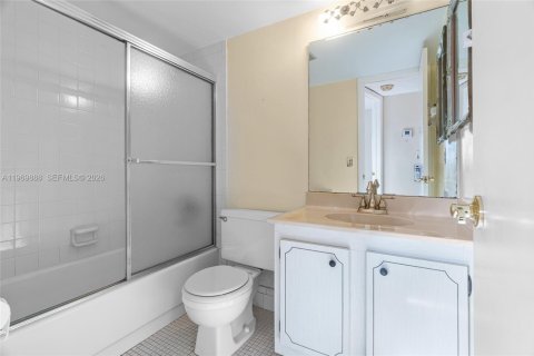 Condo in Tamarac, Florida, 2 bedrooms  № 2030693 - photo 16