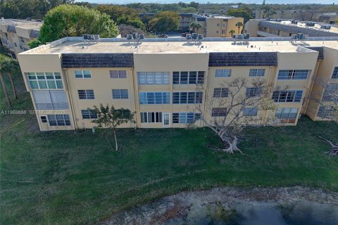 Condo in Tamarac, Florida, 2 bedrooms  № 2030693 - photo 29