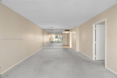 Condo in Tamarac, Florida, 2 bedrooms  № 2030693 - photo 12