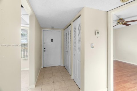 Condo in Tamarac, Florida, 2 bedrooms  № 2030693 - photo 6