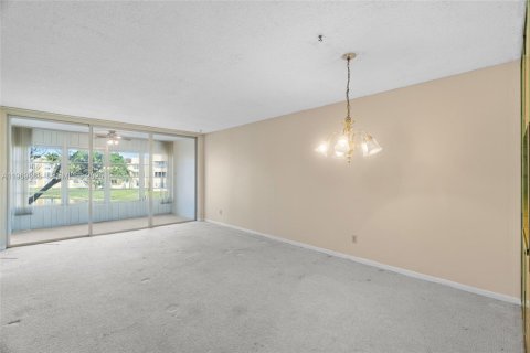 Condo in Tamarac, Florida, 2 bedrooms  № 2030693 - photo 10