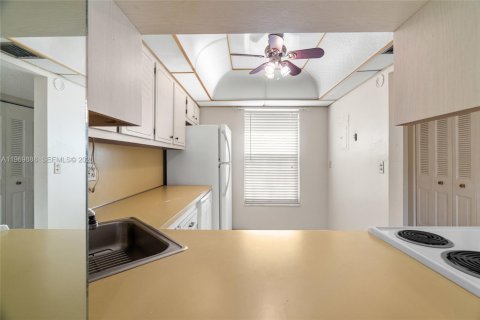 Condo in Tamarac, Florida, 2 bedrooms  № 2030693 - photo 9