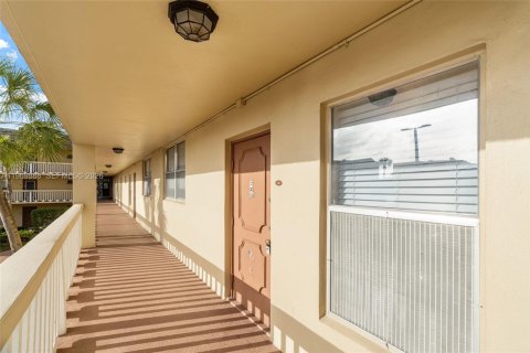 Condo in Tamarac, Florida, 2 bedrooms  № 2030693 - photo 4