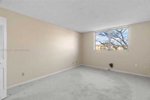 Condo in Tamarac, Florida, 2 bedrooms  № 2030693 - photo 19