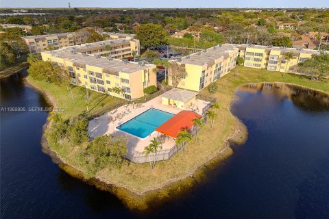 Condo in Tamarac, Florida, 2 bedrooms  № 2030693 - photo 26