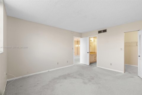 Condo in Tamarac, Florida, 2 bedrooms  № 2030693 - photo 17