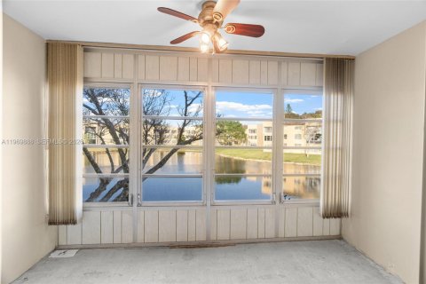 Condo in Tamarac, Florida, 2 bedrooms  № 2030693 - photo 13