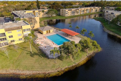 Condo in Tamarac, Florida, 2 bedrooms  № 2030693 - photo 23