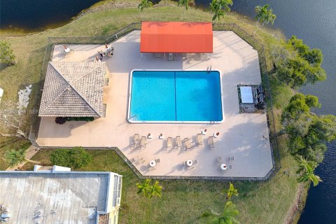 Condo in Tamarac, Florida, 2 bedrooms  № 2030693 - photo 25