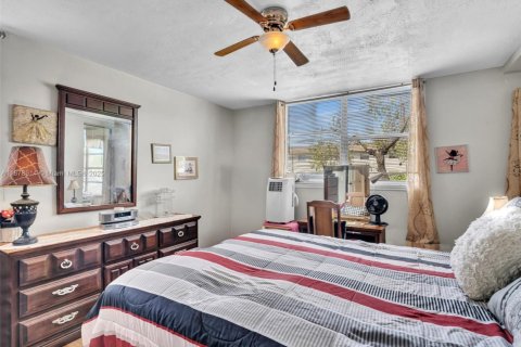 Condo in Lauderdale Lakes, Florida, 1 bedroom  № 1956011 - photo 16