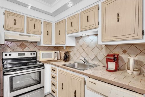 Condo in Lauderdale Lakes, Florida, 1 bedroom  № 1956011 - photo 9