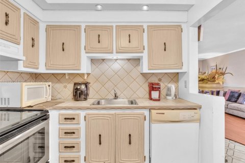 Condo in Lauderdale Lakes, Florida, 1 bedroom  № 1956011 - photo 11