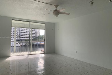 Condominio en venta en Aventura, Florida, 1 dormitorio, 71.35 m2 № 1892865 - foto 2