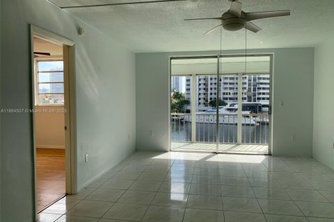 Condominio en venta en Aventura, Florida, 1 dormitorio, 71.35 m2 № 1892865 - foto 5