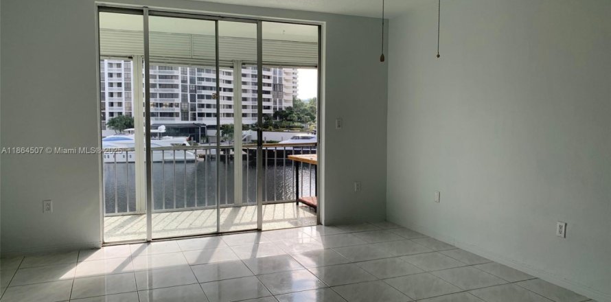 Condominio en Aventura, Florida, 1 dormitorio  № 1892865