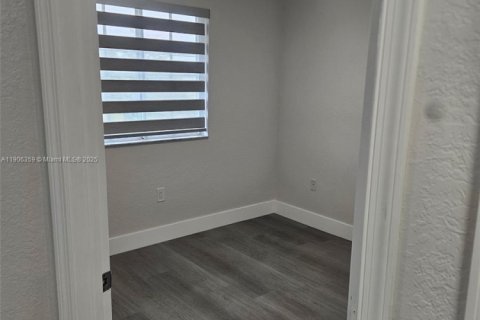 Снять в аренду таунхаус в Хайалиа, Флорида 3 спальни, 109.62м2, № 1956921 - фото 18